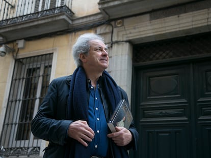 Íñigo Ramírez de Haro, frente al palacio de su familia donde vive su hermano Fernando con su esposa, Esperanza Aguirre.