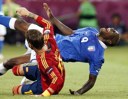 Mario Balotelli cae al suelo ante una entrada de Sergio Ramos.