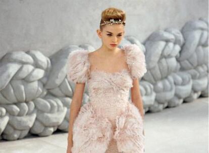 Uno de los diseños de Karl Lagerfeld, de la colección primavera/verano 2008, ayer en París.