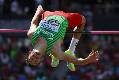 El argelino Hichem Bouhanoun, durante su actuación en la prueba de salto de altura, el 20 de agosto. 
