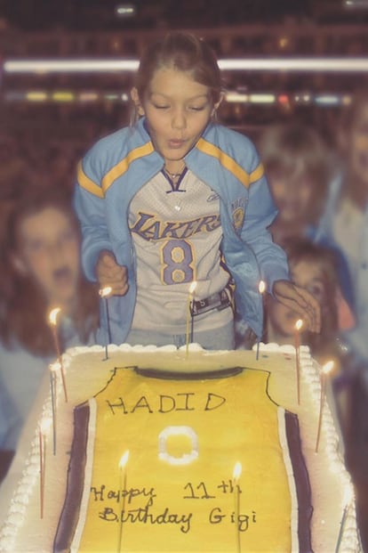 Fan de los Lakers, aquí soplando velas en su 11 cumpleaños.