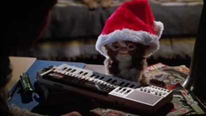 Gizmo in a scene from 'Gremlims'.