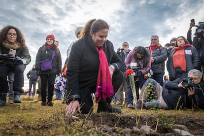 Maya Fernández junto a expresos político en una ceremonia en Isla Dawson.