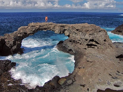 Naturaleza petrificada en el puente de lava situado en la zona del Charco Manso, en el norte de la isla.
Patio del restaurante La Higuera de Abuela, en Echedo.