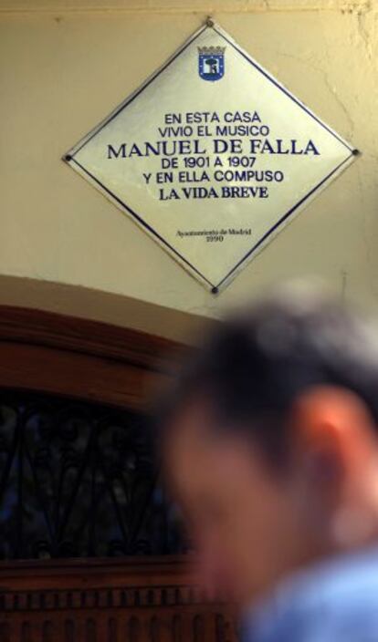 Una placa que designa la vivienda del compositor Manuel de Falla.