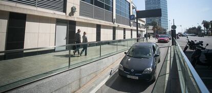 Diversos vehicles fan cua a l'aparcament del centre comercial Diagonal Mar (Barcelona), aquest dissabte.