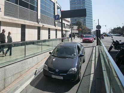 Varios veh&iacute;culos hacen cola en el aparcamiento del centro comercial Diagonal Mar (Barcelona), este s&aacute;bado. 