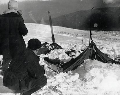 El campamento de los excursionistas fallecidos en el paso de Diátlov, en los montes Urales (Rusia), en una fotografía tomada por los equipos de rescate el 26 de febrero de 1959.