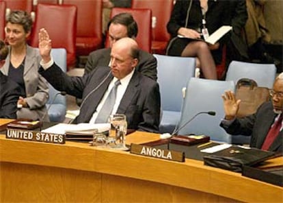 El embajador estadounidense en la ONU, John Negroponte, durante la votación.