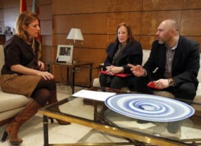 La delegada del Gobierno, Paula Sánchez de León, con la portavoz de EU en las Cortes, Marga Sanz, y el diputado en el Congreso Ricardo Sixto.