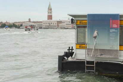 Un letrero anuncia en Venecia la XV Bienal de arquitectura, el pasado martes.