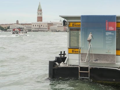 Un letrero anuncia en Venecia la XV Bienal de arquitectura, el pasado martes.