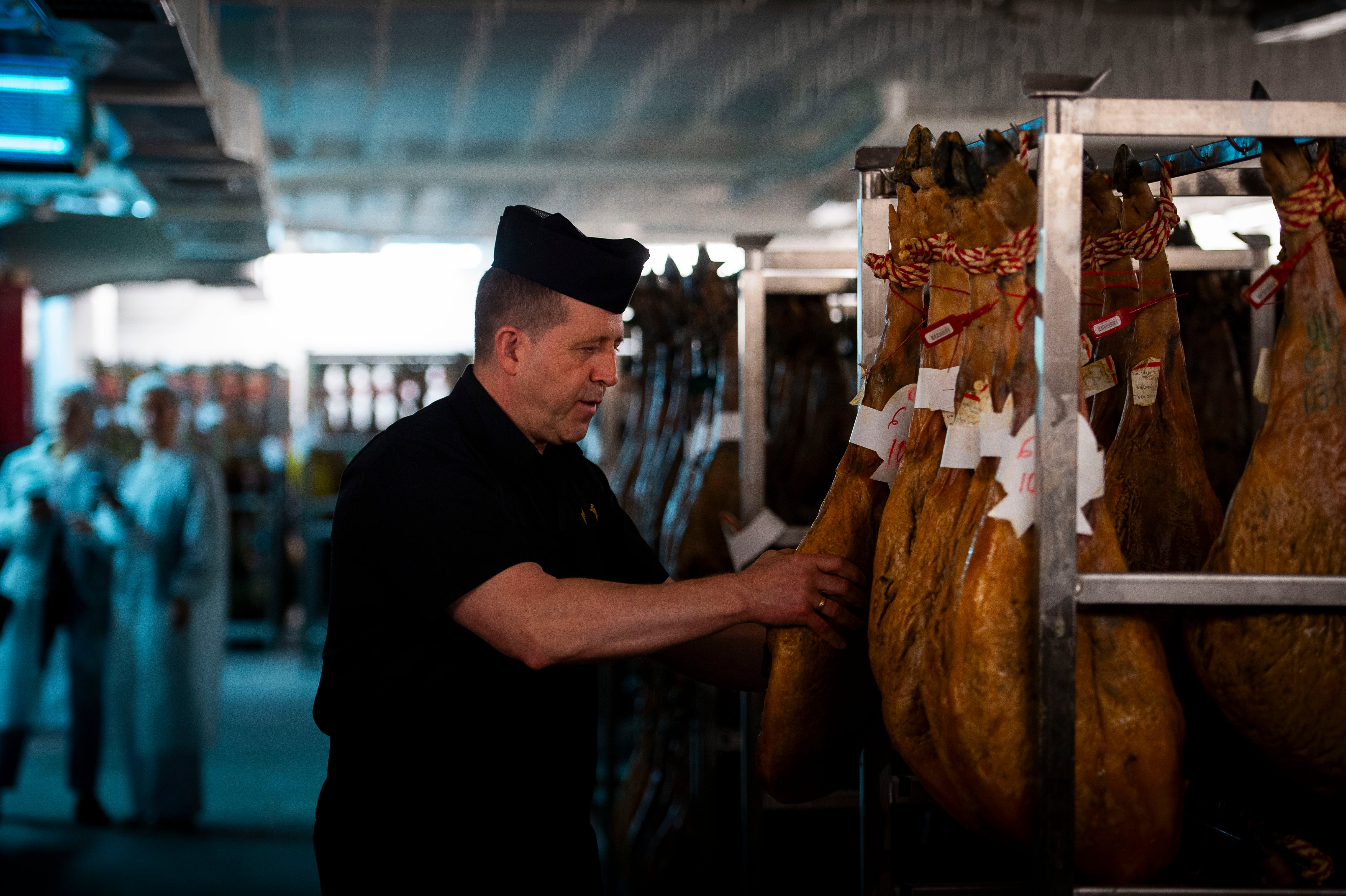 Los secretos del Museo del Jamón, un imperio familiar, con sede en Usera, que factura 30 millones 