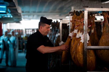  En la foto, el maestro charcutero, Manolo Valle, con 30 años de experiencia en el Museo del Jamón.