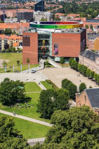 Exterior del museo ARoS, en Aarhus (Dinamarca).