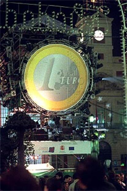 Reproducción del euro instalada en la Puerta del Sol.