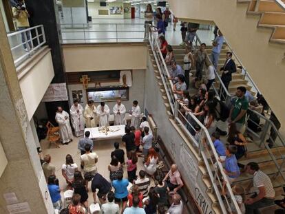 Mass in the main hall of the Complutense School of Geography and History.
