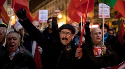 Simpatizantes del Partido Comunista se manifiestan contra el aumento del precio del transporte p&uacute;blico en Lisboa en 2012. 