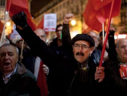 Simpatizantes del Partido Comunista se manifiestan contra el aumento del precio del transporte p&uacute;blico en Lisboa en 2012. 