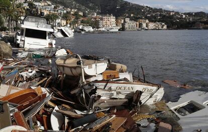 Varias embarcaciones permanecen varadas tras una tormenta en Rapallo (Italia).