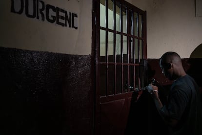 Un miembro del equipo de seguridad del centro Sajed para drogodependientes de Conakry abre el candado de la sala de urgencias.