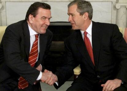 El canciller Schröder (izquierda) saluda al presidente Bush durante un reunión en la Casa Blancha.