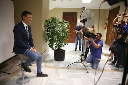 El secretario general del PSOE, Pedro Sánchez, entrega credenciales en el Congreso y se hace la foto oficial.