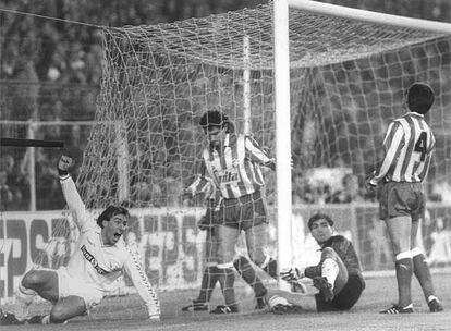 Martín Vázquez fue el primero en debutar, junto a Sanchís, con el primer equipo. Desde 1983 a 1990 visitó la elástica blanca. Después hizo carrera por Italia y Francia y volvió al Madrid en 1992. En la imagen celebra un gol conseguido en un partido contra el Atlético (3-1 a favor de los blancos).