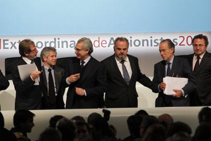 Algunos miembros del nuevo Consejo de Administración de PRISA posan para los medios durante la Junta General Extraordinaria celebrada este sábado en Madrid, en la que los accionistas han aprobado la entrada de Liberty en el capital.