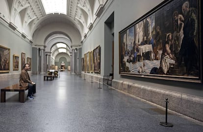 Miquel Barceló, libreta y lápiz en mano, contempla fascinado la inmensidad de 'El lavatorio', de Tintoretto, en la galería central del Museo del Prado.