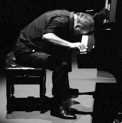 El compositor Carles Santos toca el piano durante un concierto, en 2003.