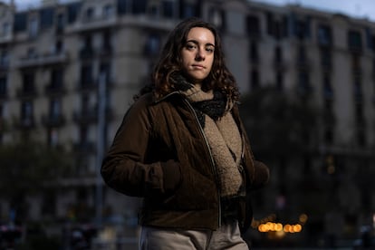 Tura Tremoleda al costat del bloc de pisos del carrer Marina número 187, on vivia amb un lloguer de renda antiga.