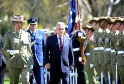 El presidente de Chile, Sebastin Pi?era (c), revisa la guardia de honor este martes a su llegada a la residencia presidencial en Camberra (Australia).