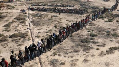 Migrantes africanos con destino a Europa esperan a ser conducidos a un centro de detención en Sabratha, una ciudad costera de Libia.