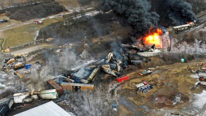 Los 38 vagones descarrilados del tren a la altura de East Palestine (Ohio) aún ardían en la tarde del 4 de febrero de 2023, al día siguiente del accidente.