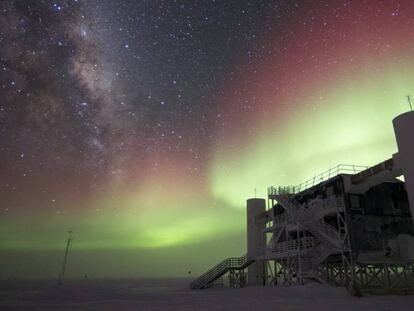 El experimento IceCube, en el Polo Sur, durante una aurora austral