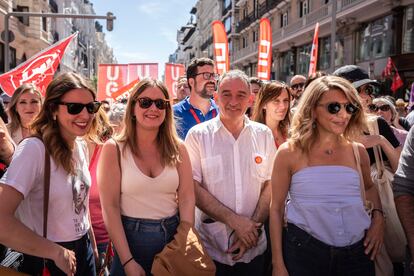 De izquierda a derecha, la ministra de Igualdad, Irene Montero, la candidata de Podemos a la Comunidad de Madrid, Alejandra Jacinto, el secretario general del PCE, Enrique Santiago, y la vicepresidenta tercera y ministra de Trabajo, Yolanda Díaz, participan en la manifestación del Primero de Mayo en Madrid.