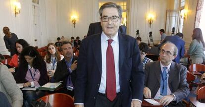 El presidente de Kutxa Bank, Mario Fernández, a su llegada al aula del Palacio de la Magdalena, sede de la Universidad Internacional Menéndez Pelayo (UIMP)