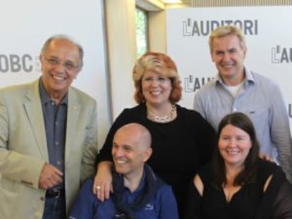 Los solistas y el director de 'Il trovatore' que se presenta en el Festival de Peralada. De izquierda a derecha, de pie, Leo Nucci, Mariane Cornetti y Misha Didyk; sentados, el director de orquesta Roberto Rizzi-Brignoli y Angela Meada.