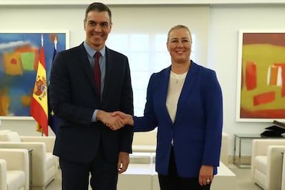 El presidente del Gobierno, Pedro Sánchez, saluda a la comisaria de Asociaciones Internacionales de la UE, Jutta Urpilainen, en una recepción en el palacio de La Moncloa, en Madrid, el pasado 10 de enero.