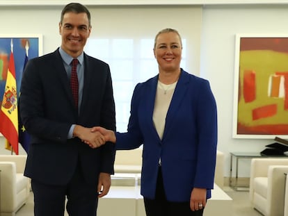 El presidente del Gobierno, Pedro Sánchez, saluda a la comisaria de Asociaciones Internacionales de la UE, Jutta Urpilainen, en una recepción en el palacio de La Moncloa, en Madrid, el pasado 10 de enero.