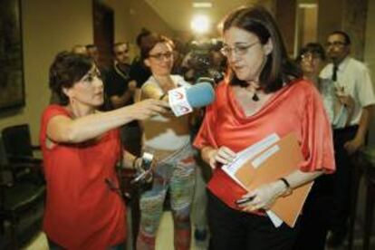 La portavoz del PSOE en el Congreso, Soraya Rodríguez, ante los periodistas a su llegada ayer a la reunión de la Junta de Portavoces de la Cámara baja.