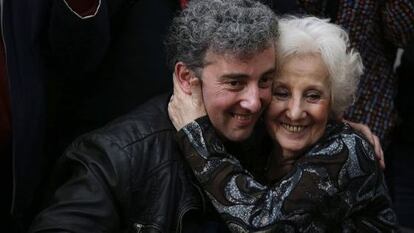 Estela de Carlotto abraza a su nieto en agosto