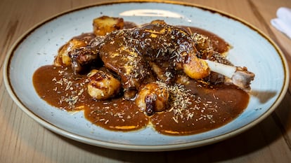 'Confit' de pato, el plato más solicitado de la carta en la Taberna Maitia, con el que ha conseguido reconocimientos