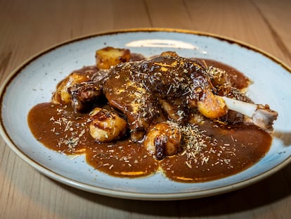 'Confit' de pato, el plato más solicitado de la carta en la Taberna Maitia, con el que ha conseguido reconocimientos