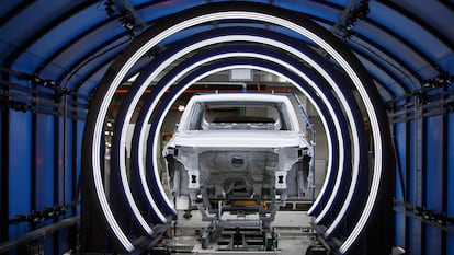 Proceso de montaje con la última tecnología en la factoría Volkswagen en Landaben, Pamplona.