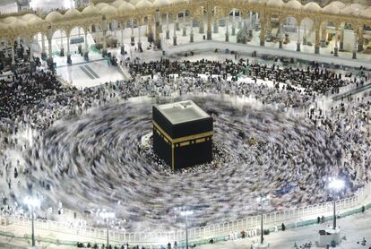 Una multitud de personas circunvalan la Kaaba, el edificio cúbico de la Gran Mezquita, en la ciudad sagrada musulmana de La Meca (Arabia Saudí).