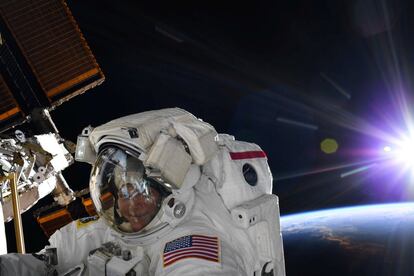 Anne McClain y Christina Koch podran haber acabado en los libros de texto tras el paseo que iba a tener lugar el prximo viernes 29 de marzo, coincidiendo con la ltima semana del mes de la historia de la mujer. En la foto, la astronauta Anne McClain durante una caminata espacial, el 25 de marzo de 2019.