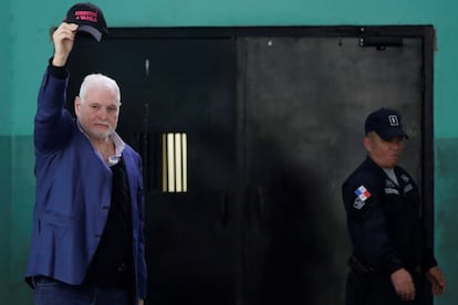 El expresidente panameño Ricardo Martinelli saluda a la prensa a su salida del Sistema Penal Acusatorio (SPA) de Panamá, durante la recta final de su juicio en Ciudad de Panamá (Panamá), el 8 de agosto de 2019. El juicio a Martinelli por presunto espionaje político y malversación de fondos públicos durante su mandato (2009-2014) concluyó este jueves y el viernes se conocerá el veredicto.