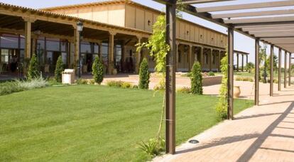 Terraza del hotel Finca La Estacada, en Taranc&oacute;n, Cuenca. 